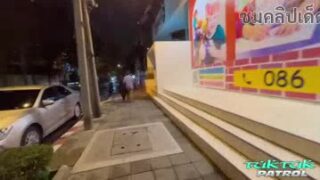 คลิปหลุดคนดัง คลิปโป๊ สาวอวบไทยนมใหญ่ TUKTUKPATROL ฝรั่งจับเย็ดแรงในโรงแรม หีอวบรับควยเต็มลำไม่ขัด